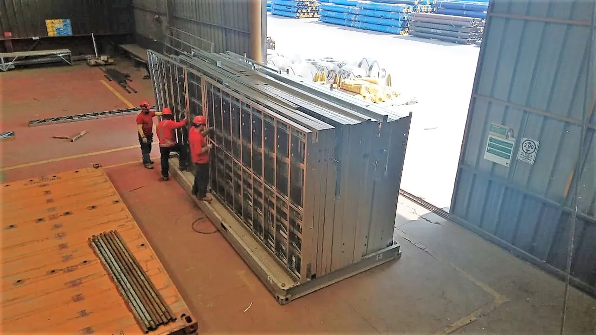 Panel de vivienda fabricado en la planta de CasasMetal, rotulado por proyecto, listo para montaje