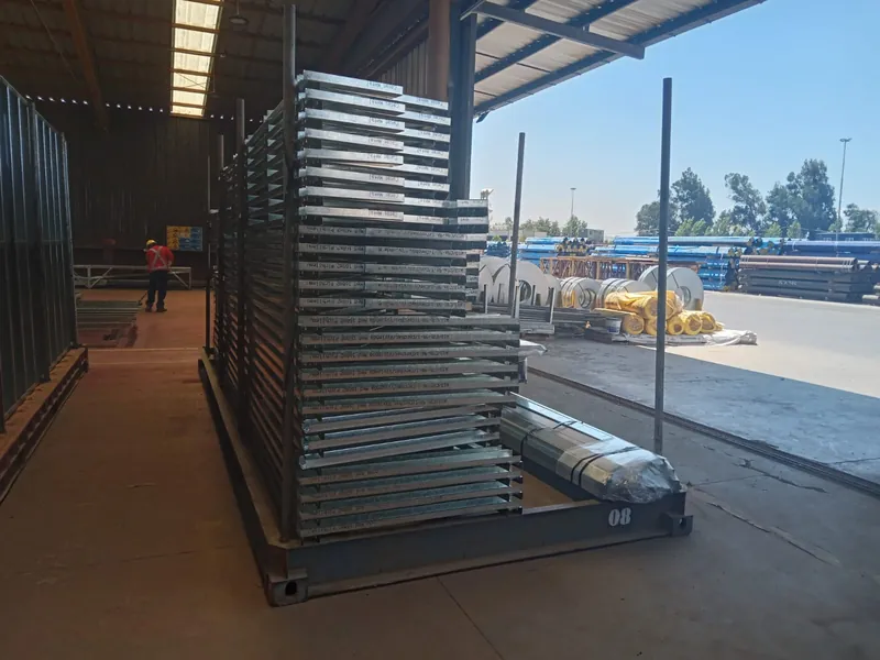 Perfiles de acero galvanizado apilados y clasificados en el patio de la planta de CasasMetal