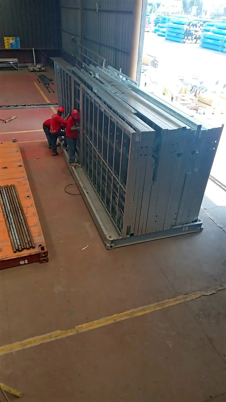 Paneles armados de CasasMetal preparados para su traslado a obra